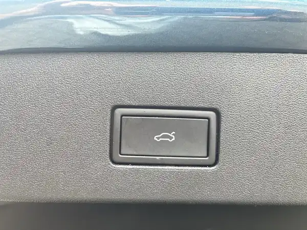 Das Bild zeigt die Anhängerkupplung eines blauen VW TAYRON von vorne.