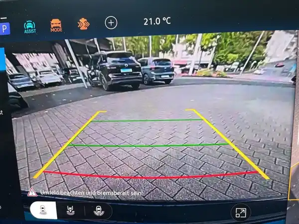 Das Bild zeigt eine Innenaufnahme des Fahrzeugs, insbesondere den Mittelarmlehne mit schwarzem Interieur.