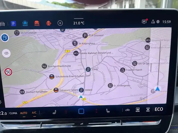 Das Bild zeigt das Innenleben des Fahrzeugs mit einer Ansicht des Displays, das verschiedene Einstellungen zum Fahrassistenten anzeigt.