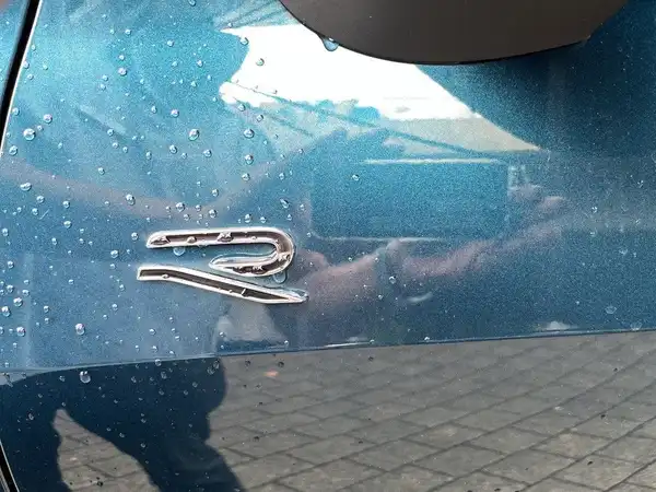 Das Bild zeigt den Innenraum des Fahrzeugs, speziell das Navigationsdisplay mit einer Standortkarte.