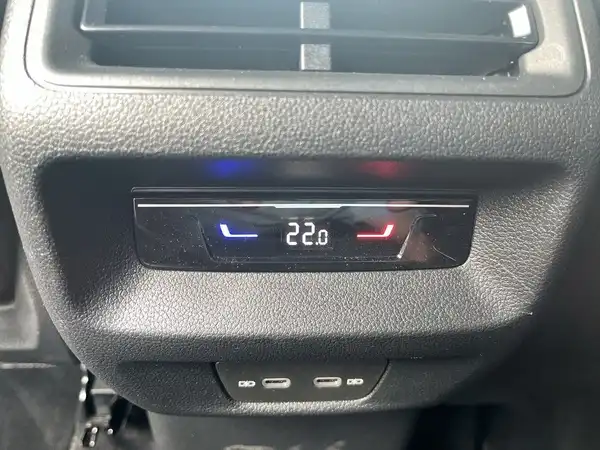 Das Bild zeigt einen Innenraum des Fahrzeugs, speziell einen Teil des Fahrersitzes mit einem Bedienfeld für die ergonomische Sitzverstellung in schwarz.