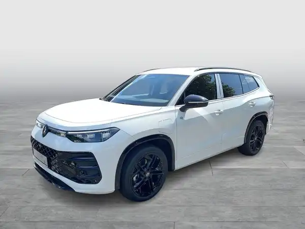 Das Bild zeigt einen weißen VW Tayron aus einer Seitenansicht.