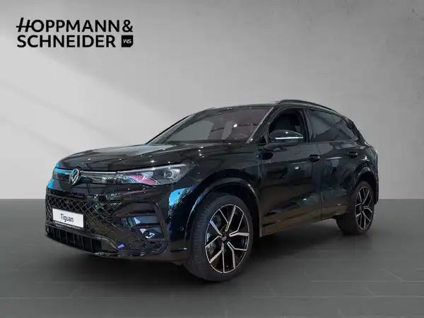 Das Bild zeigt einen VW TIGUAN aus der Seitenansicht in schwarzer Farbe. Das Händlerinlogo "HOPPMANN & SCHNEIDER" ist im oberen Bereich des Bildes eingeblendet.