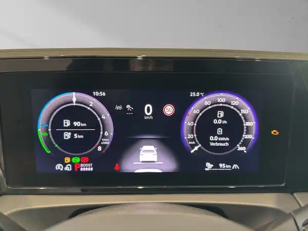 Innenaufnahme des VW TIGUAN, zeigt das digitale Armaturenbrett mit Fahrzeugdaten und Warnanzeigen.
