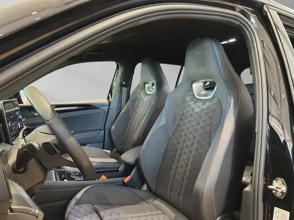 Das Bild zeigt den Innenraum eines VW Tiguan mit schwarzen Sitzen und speziellen Design-Elementen.