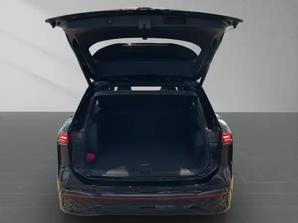 Das Bild zeigt den Kofferraum eines schwarzen VW Tiguan von hinten.
