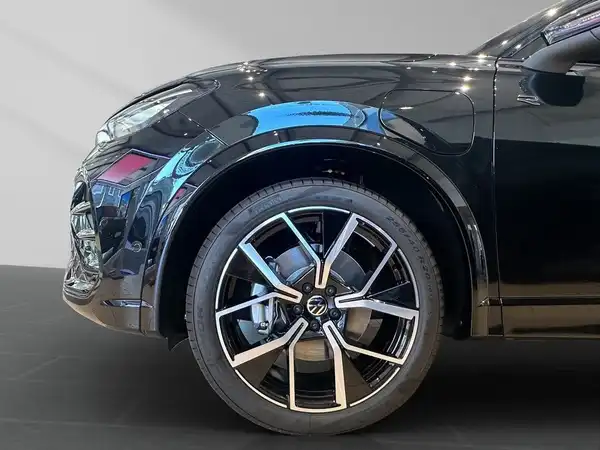 Das Bild zeigt die Seite eines schwarzen VW Tiguan.
