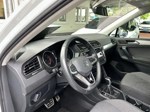 VW TIGUAN (17/21)