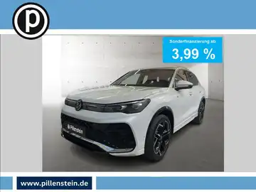 Das Bild zeigt einen weißen VW Tiguan aus der Frontalansicht mit einem Händlerlogo und einer Anzeige für Sonderfinanzierung.