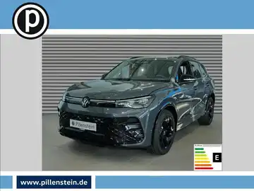 Das Bild zeigt einen grauen VW Tiguan von vorne. Im Bild ist das Händlerlogo sichtbar. Es enthält markante Texteinblendungen.