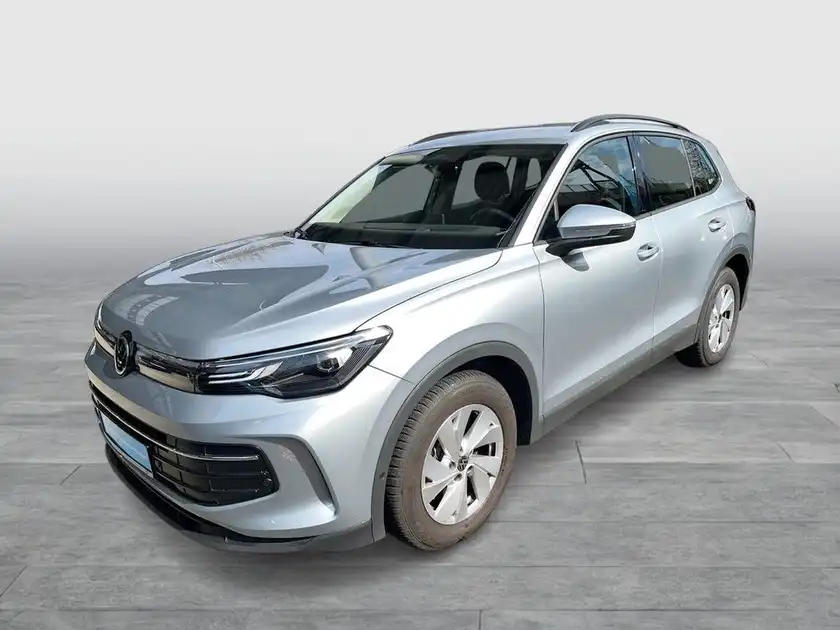 Das Bild zeigt einen VW Tiguan in Silber von der Seite aufgenommen.