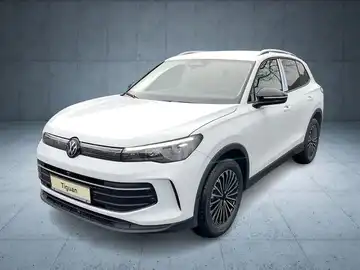 Das Bild zeigt einen weißen VW Tiguan aus der Frontansicht.
