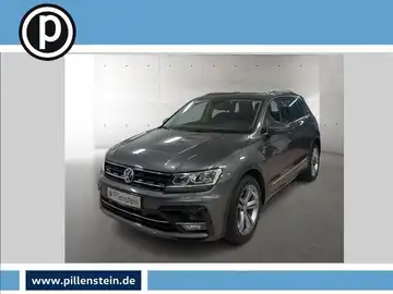 Das Bild zeigt einen grauen Volkswagen Tiguan aus der Frontansicht, das Händlerlogo ist eingeblendet.