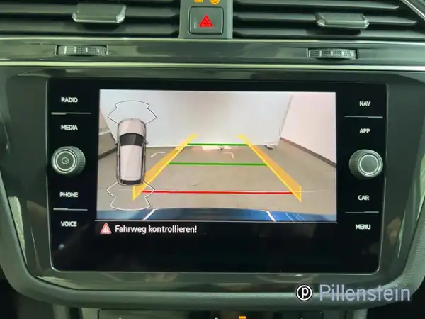 Aufnahme des Fahrzeuginnenraums mit Rückfahrkameraansicht des VW Tiguan.