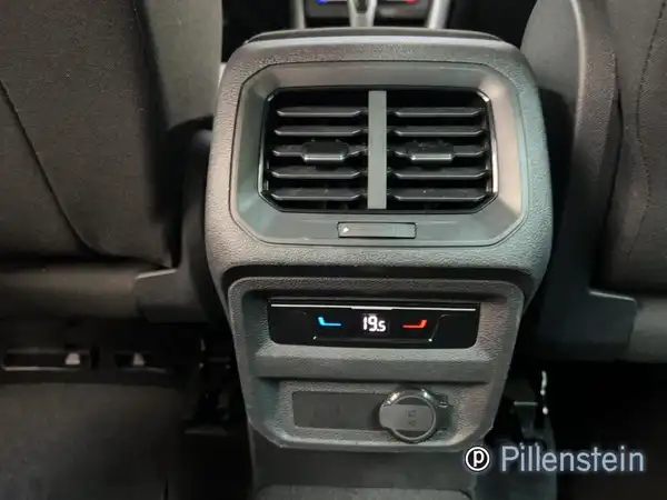 Das Bild zeigt den Innenraum eines VW Tiguan, speziell die Klimaanlage im Fond, in schwarzer Ausführung.