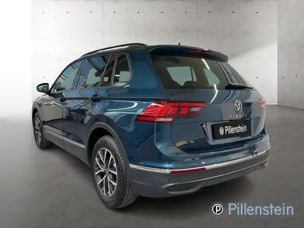 Das Bild zeigt einen blauen VW Tiguan aus der Rückansicht. Das Händlerlogo 'Pillenstein' ist deutlich sichtbar.