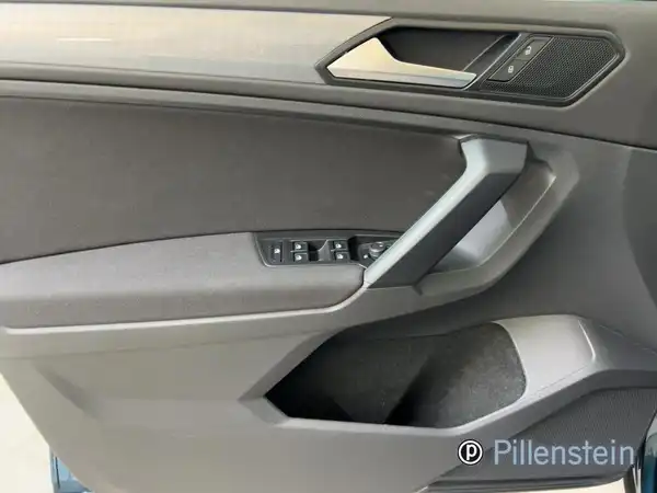 Eine Innenaufnahme der Fahrertür des VW Tiguan in grauer Farbe.
