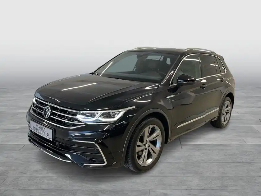 Das Bild zeigt einen VW Tiguan von vorne in schwarzer Farbe.