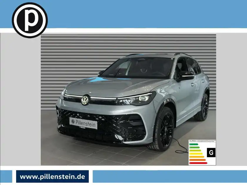 Das Bild zeigt einen silbernen VW Tiguan aus der Frontalansicht. Es enthält das Händlerlogo und zusätzliche Texteinblendungen.