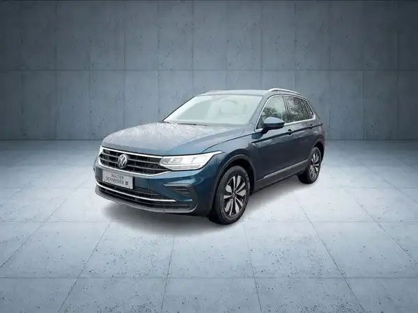Das Bild zeigt einen blauen VW Tiguan aus der Frontansicht.