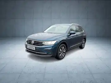 Das Bild zeigt einen blauen VW Tiguan aus der Frontansicht.