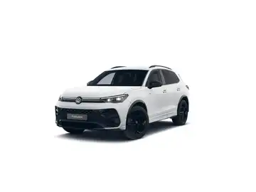 Das Bild zeigt einen weißen VW Tiguan aus der Frontalansicht.
