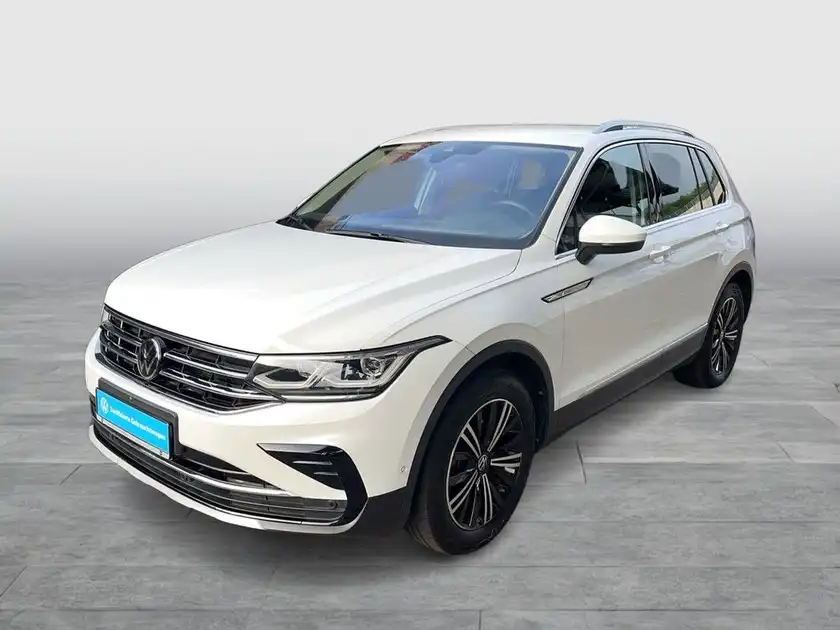Das Bild zeigt einen weißen VW Tiguan aus der Frontalansicht. Keine Händlerinformationen sichtbar.