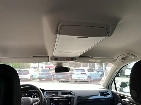 VW TIGUAN (18/21)