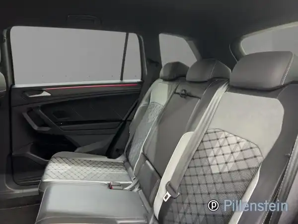 Das Bild zeigt die Rücksitzbank des VW Tiguan Allspace. Der Innenraum ist in Grau gehalten.
