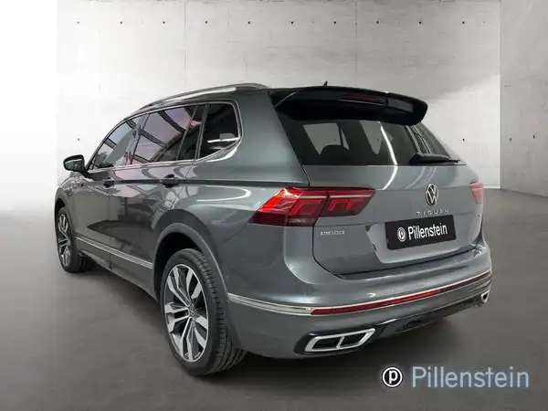 Das Bild zeigt einen grauen VW Tiguan Allspace aus der Rückansicht. Das Händelerlogo ist sichtbar.