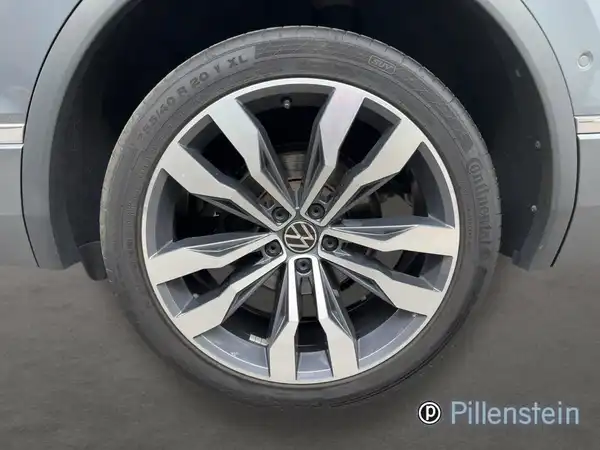 Das Bild zeigt eine Seitenaufnahme eines Rades eines VW Tiguan Allspace. Das Foto enthält das Händlerlogo Pillenstein.