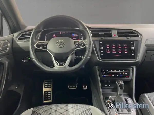 Innenaufnahme eines VW Tiguan Allspace mit schwarzem Interieur und grauen Akzenten.