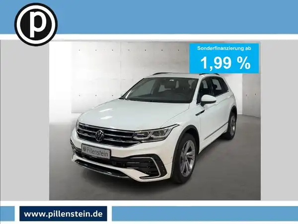 Das Bild zeigt einen weißen VW Tiguan aus der Frontalansicht. Es enthält Markierungen für Sonderfinanzierung und ein Händlerlogo.