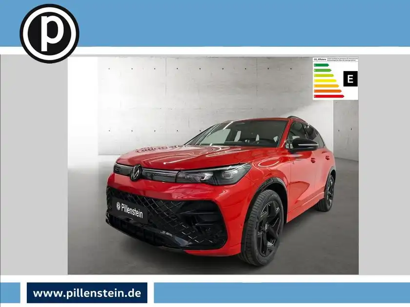 Das Bild zeigt einen roten VW Tiguan aus der Frontansicht. Es ist ein Fahrzeugbild mit dem Händlerlogo von Pillenstein. Das Bild enthält außerdem eine markante Texteinblendung zur Energieeffizienz.