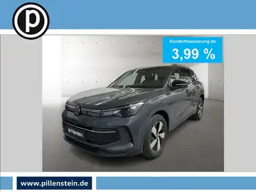 Das Bild zeigt einen grauen VW Tiguan von vorne mit einem Händlerlogo und einer Texteinblendung zur Sonderfinanzierung.