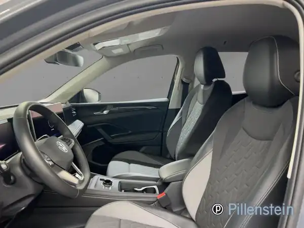 Auf dem Bild ist das Innere eines VW Tiguan zu sehen. Es handelt sich um eine Innenaufnahme, die schwarz gefärbte Sitze und Armaturen zeigt. Das Fahrzeug ist eindeutig erkennbar, und es gibt ein Händlerinformationen im Bild.