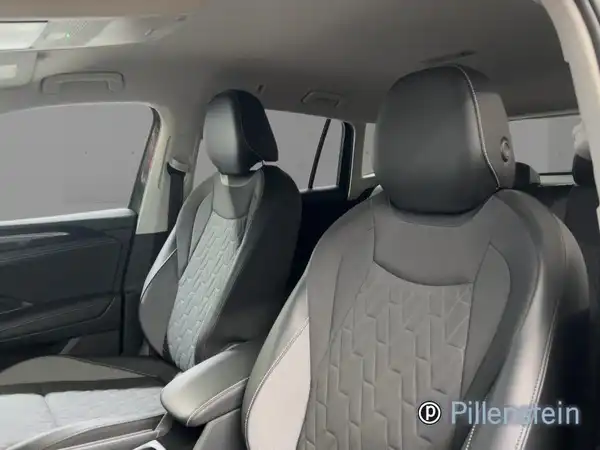 Innenaufnahme des Fahrzeugs, Rücksitze, grau mit schwarzem Interieur.