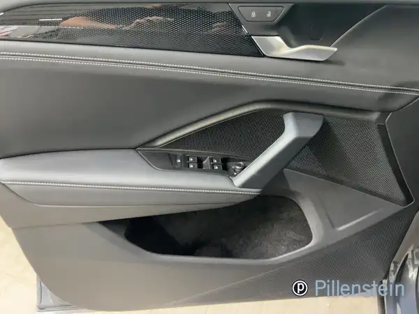 Das Bild enthält Informationen zu Leasingdetails für ein Fahrzeug, einschließlich monatlicher Raten und Sonderzahlungen, sowie zusätzliche Bemerkungen zum Darlehensbeispiel.