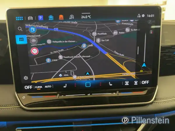 Das Bild zeigt das Innenleben des Fahrzeugs, speziell das Navigationssystem auf dem Bildschirm, in schwarzer Farbe. Der Bildschirm zeigt eine Karte mit Verkehrsinformationen und anderen Symbolen.