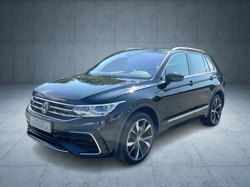 Das Bild zeigt einen schwarzen VW Tiguan von der Seite.