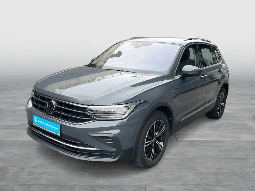 Ein grauer VW Tiguan, aufgenommen von vorne. Das Bild enthält das Händlerlogo Walter Schneider und andere Texteinblendungen.