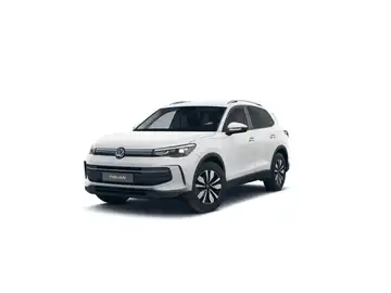 Das Bild zeigt einen weißen VW TIGUAN aus der Frontansicht.