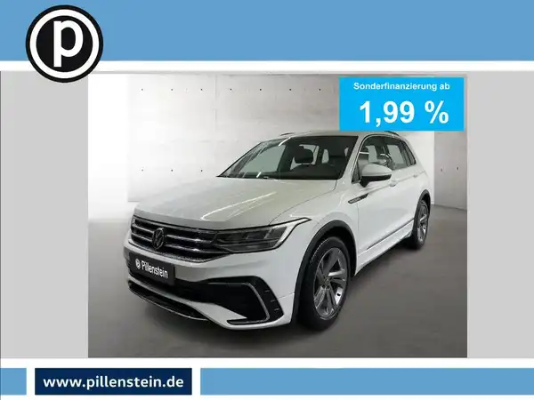 Das Bild zeigt einen weißen VW Tiguan von vorne. Es handelt sich um ein Banner mit der Anbieterinformation und Finanzierungsdetails. Ein Händlerinformationen-Logo ist ebenfalls vorhanden.