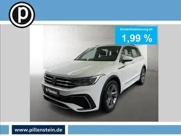 Das Bild zeigt einen weißen VW Tiguan von vorne. Es handelt sich um ein Banner mit der Anbieterinformation und Finanzierungsdetails. Ein Händlerinformationen-Logo ist ebenfalls vorhanden.