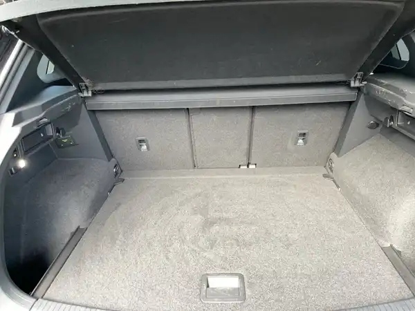Innenaufnahme des Kofferraums eines VW Tiguan, schwarze Innenausstattung.