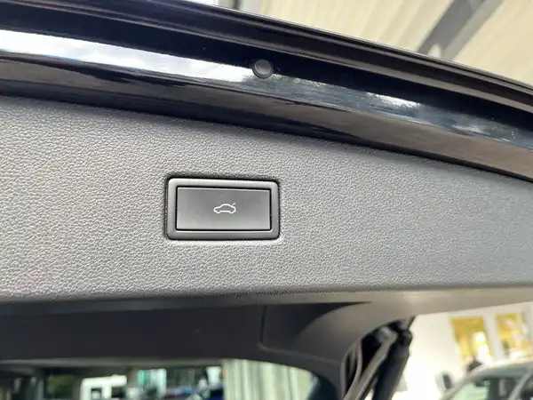 Das Bild zeigt einen Innenraum eines Fahrzeugs, vermutlich einen VW Tiguan, mit einem Schalter an der Decke. Es sind keine spezifischen Farben oder Innenausstattungen erkennbar.