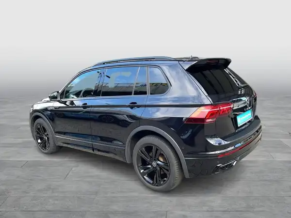 Das Bild zeigt einen schwarzen VW Tiguan von der Seite.