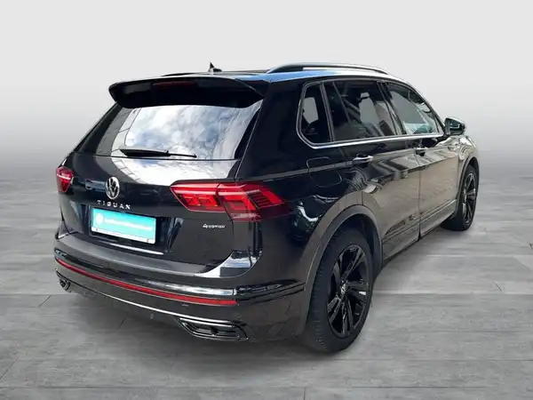 Ein VW Tiguan von hinten aufgenommen, in schwarzer Farbe.