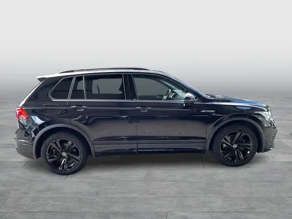 Seitenansicht eines schwarzen VW Tiguan.