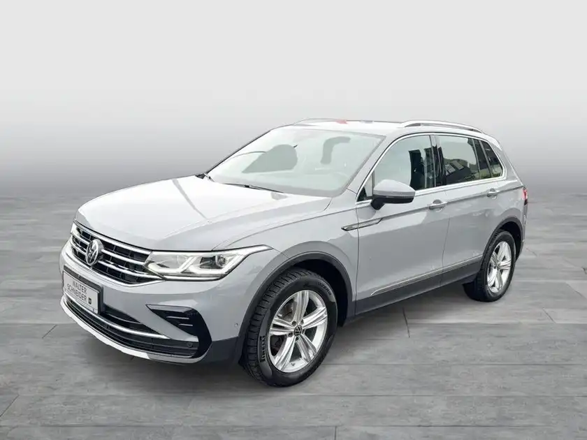 Das Bild zeigt einen silbernen VW Tiguan, aufgenommen aus der Seitenansicht.